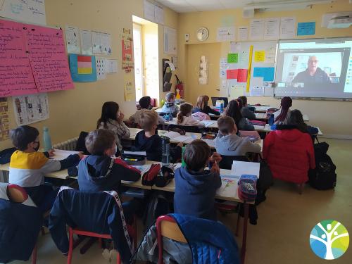 les CM1-CM2 A ont assisté au webinaire : C'est quoi, être reporter ?